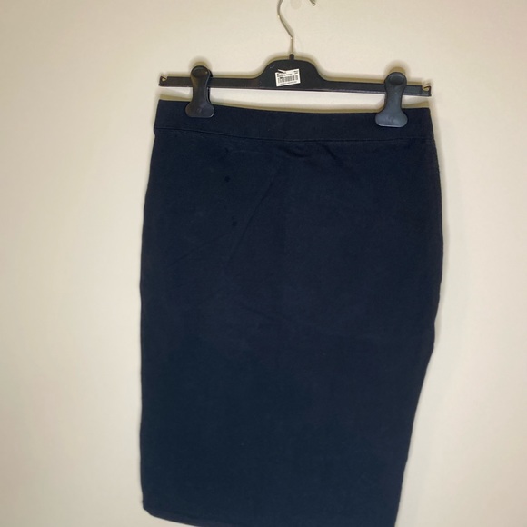 Black Old Navy pencil stretch skirt - Picture 2 of 2